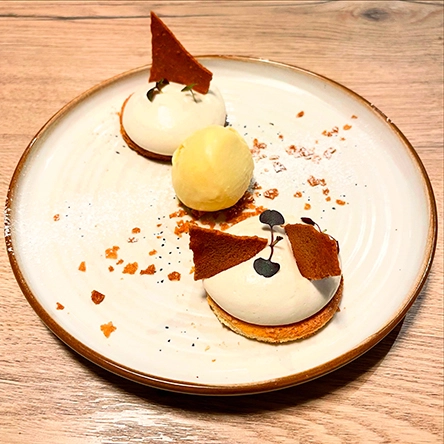 Dessert présenté dans une assiette.