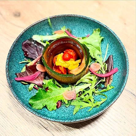 Entrée présentée dans une assiette