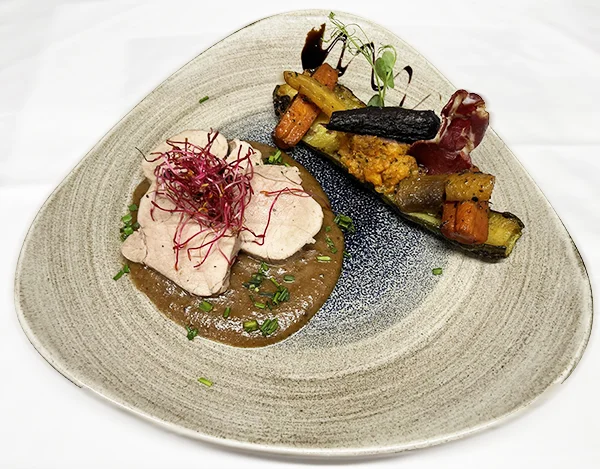 Filet mignon accompagné de légumes, servi au restaurant Le Parvis à Cholet.