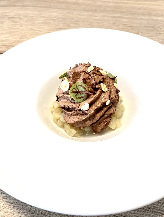 Mousse au chocolat servie dans une assiette ou un récipient a Cholet