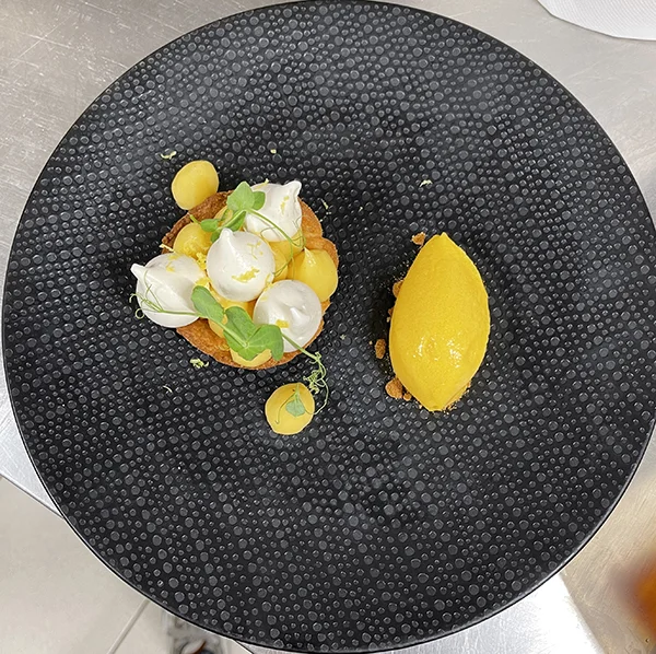 Tarte au citron servie au restaurant Le Parvis à Cholet.